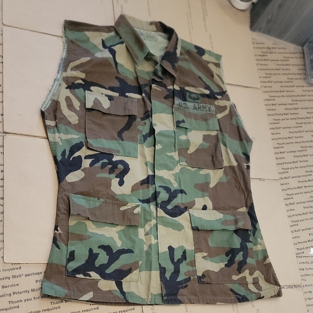 U.S. Army Camouflage Sleeveless Shirt Men Medium Sleeves Are Cutoff